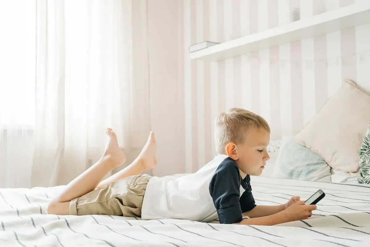 Bambini che montano progetti con cartone e materiali semplici